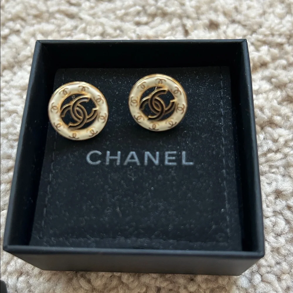 Chanel CC logo stud earrings - Picture 3 of 15